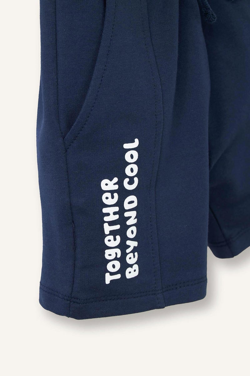 ديفاكتو شورت اولادي بطبعة شعار قماش خفيف قصة عادية - Image 3